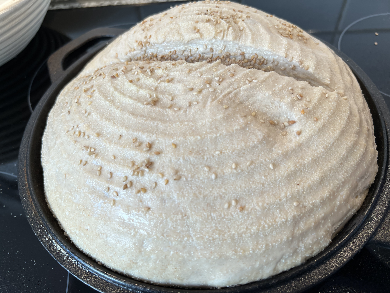 Brotteig vor dem Backen im gusseiseren Deckel