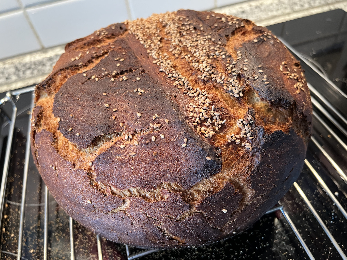 Fertiges Brot zum Abkühlen auf dem Rost