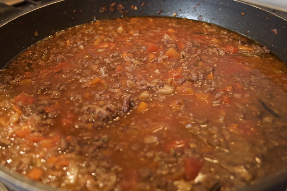 Nach der Zugabe der Tomaten kochen lassen. 